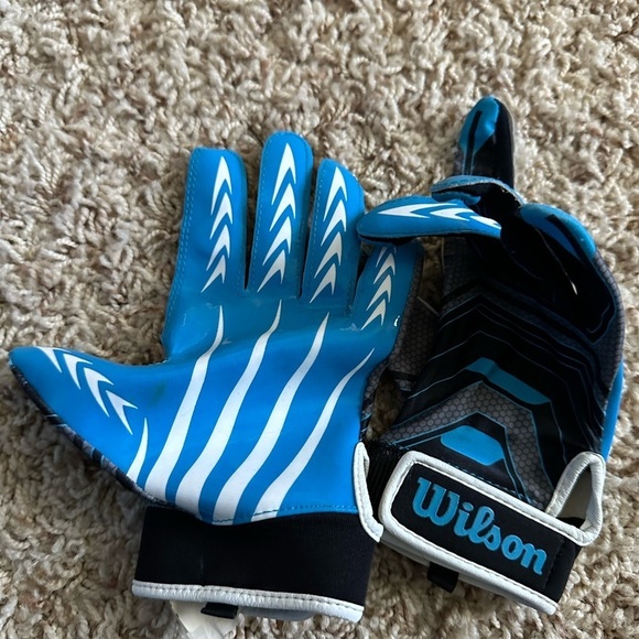Wilson kids soccer gloves NWT - Picture 2 of 2